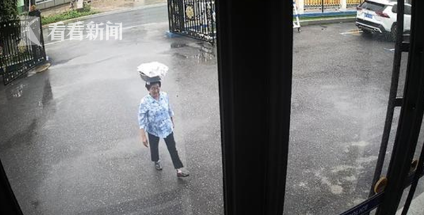 吉林大娘冒雨头顶一盆粽子送给民警（雨中的暖心粽子）