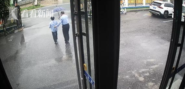 吉林大娘冒雨头顶一盆粽子送给民警（雨中的暖心粽子）