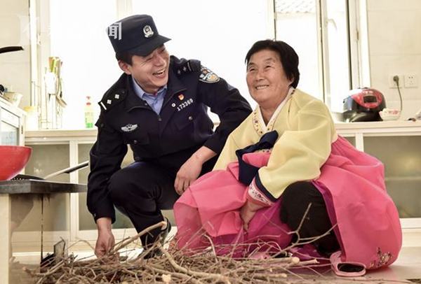 吉林大娘冒雨头顶一盆粽子送给民警（雨中的暖心粽子）