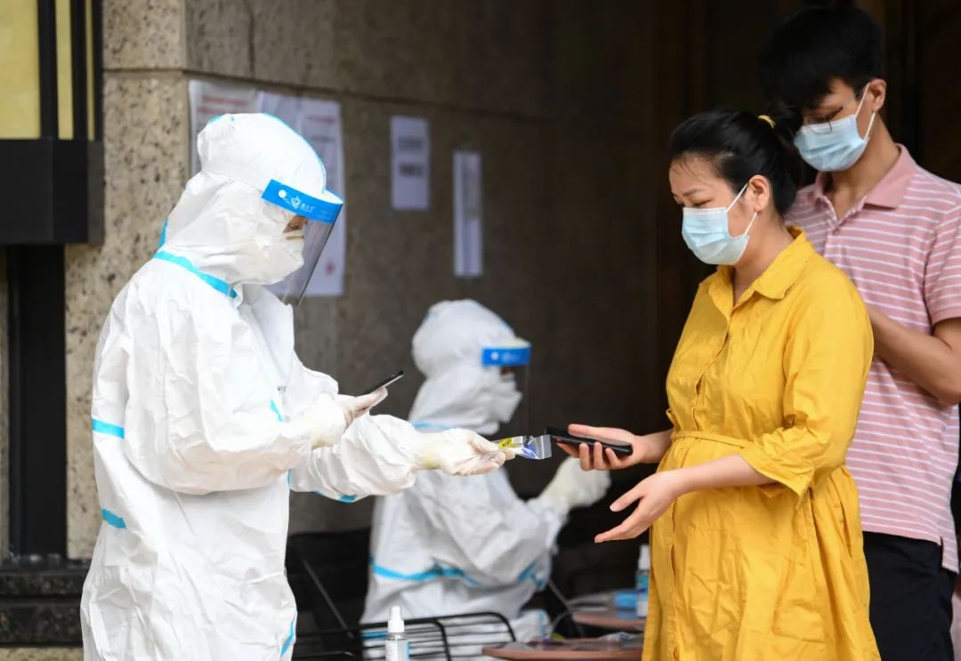 广州两名医务人员确诊新冠 （抢先看广州医务人员确诊病例）