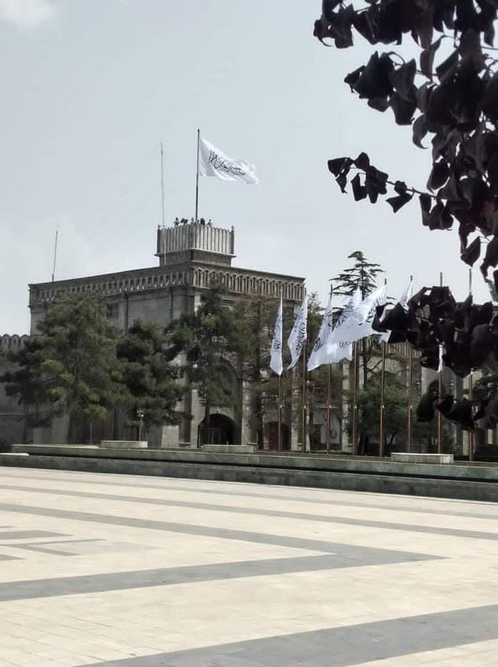 阿富汗前总统府外升起塔利班旗帜（画面曝光附详情）