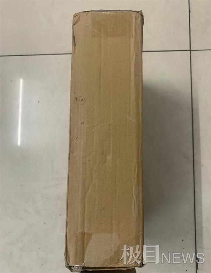 女子收快递包裹上现侮辱字眼（快递公司仍在查证）