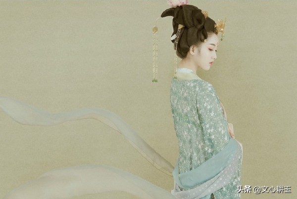 关于玉石翡翠的诗词（适合翡翠发朋友圈说说）