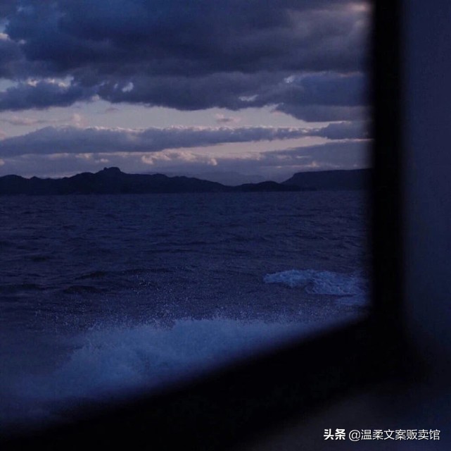 关于蓝色的唯美句子（赞美蓝色的名句）