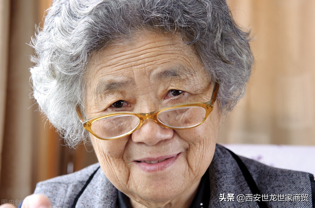 赞美妈妈的优美诗句（歌颂妈妈的诗歌朗诵）