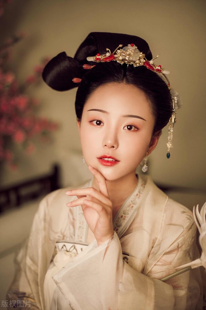 形容头发很美的诗句（形容长发飘飘唯美句子）