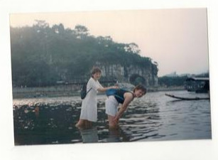 形容一起长大的姐妹情深的说说（致友谊长存的唯美文案）