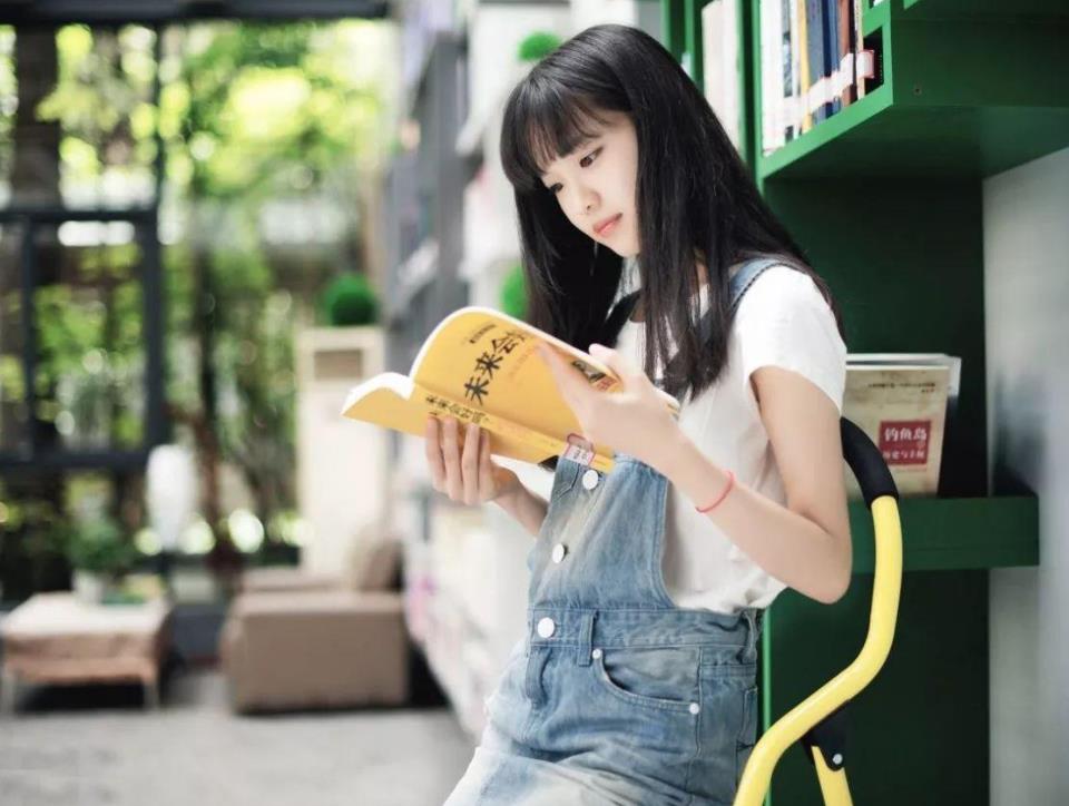 关于书的句子优美简短（享受看书的唯美句子）