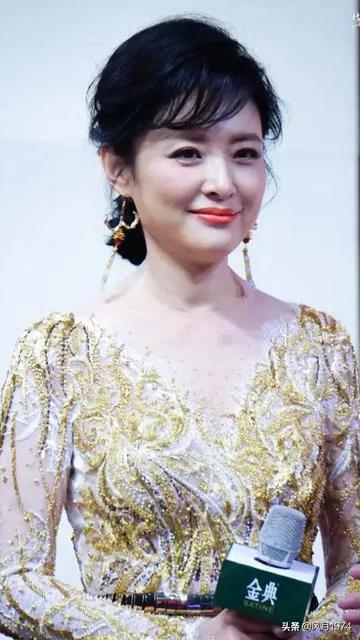 形容主持人的风采的佳句（形容主持人在台上的风采）