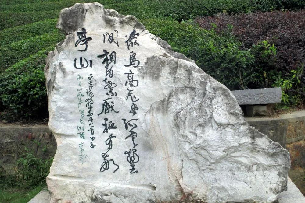 独坐敬亭山古诗的意思（独坐敬亭山翻译及赏析）