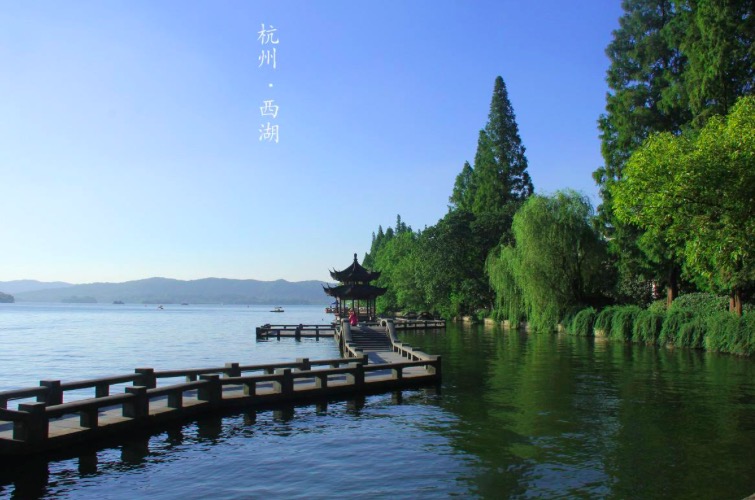 一句话形容西湖美景短句（西湖发朋友圈唯美句子）