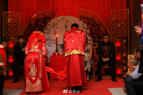 中式婚礼简短主持词（中式婚礼凤冠霞帔台词大全）