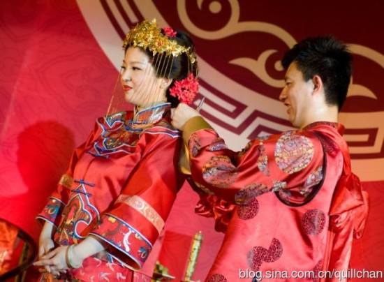 中式婚礼简短主持词（中式婚礼凤冠霞帔台词大全）