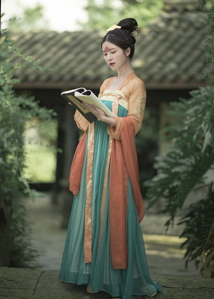 形容衣服好看的句子有哪些（吸引人的女装的语录）