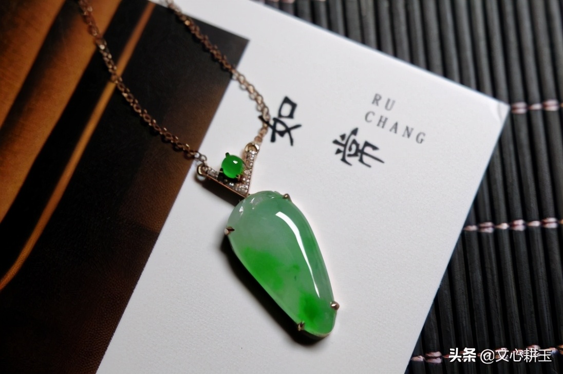 关于玉石翡翠的诗词（适合翡翠发朋友圈说说）