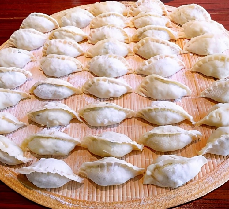 一句简单的晒自己包的饺子说说（自己动手包饺子的短句）