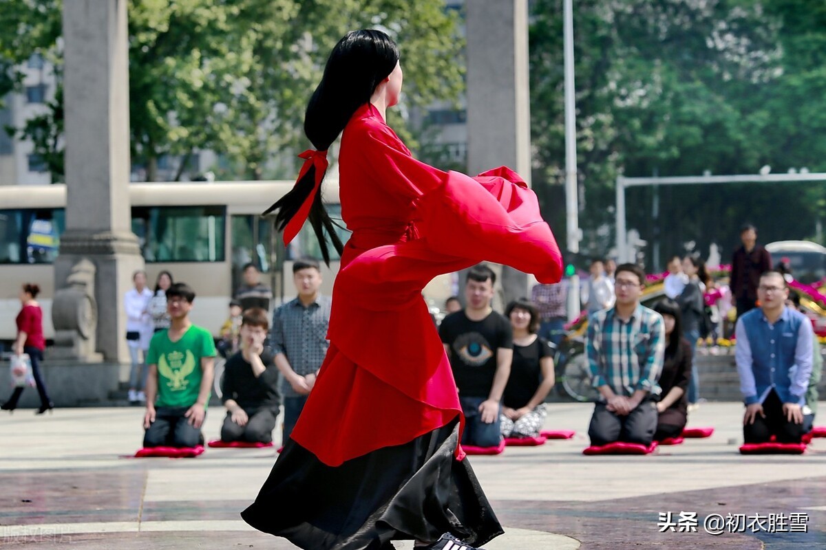 三八妇女节诗句简短（三八节的经典祝福语）