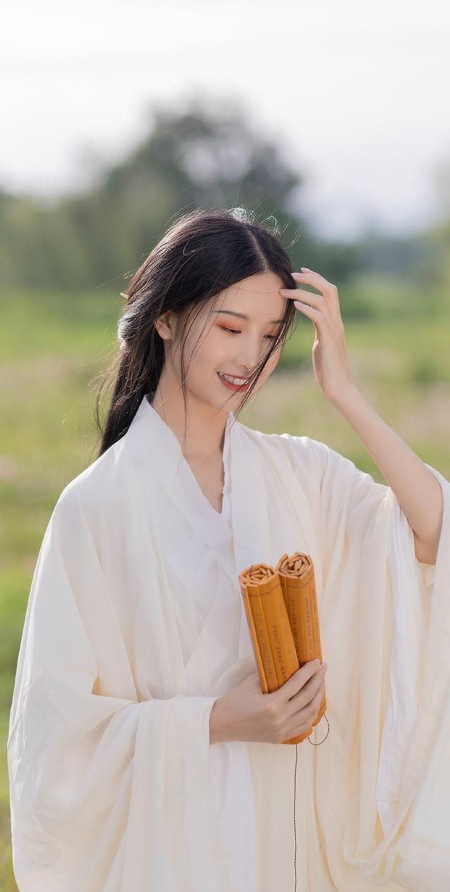 爱情诗句经典语录（有深度表达爱意的句子）