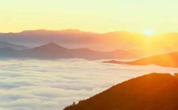 经典登山的诗句（适合爬山发朋友圈的短句子）