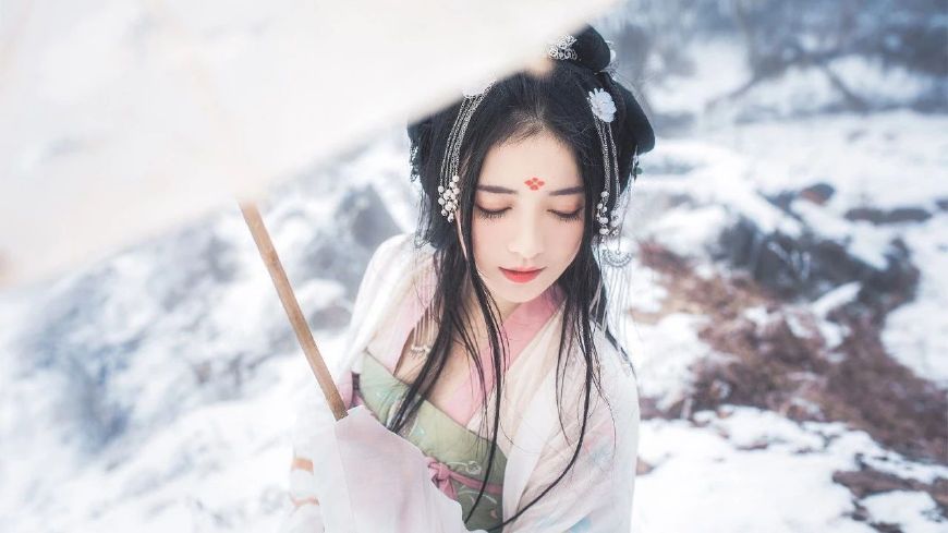 形容一见倾心的诗句有哪些（特别含蓄又有深意的爱情诗句）