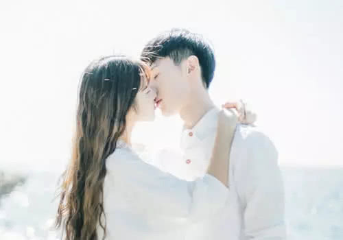 想老婆的甜言蜜语句子（送给老婆的甜蜜情话大全）
