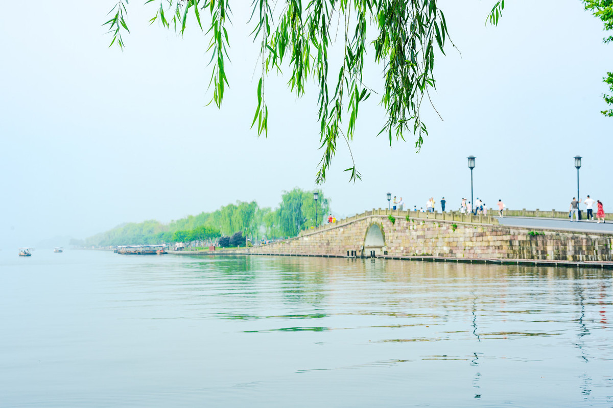 一句话赞美形容西湖美景（西湖发朋友圈唯美句子）