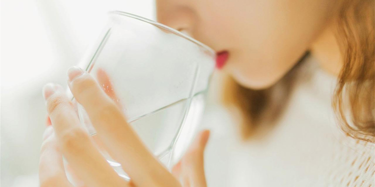 爱情输给了现实生活的句子（感情输给了现实的经典语录）
