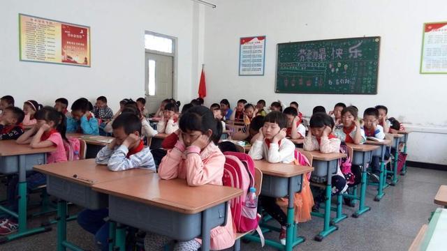 小学班主任期末总结怎么写好（深入人心的一位老师的期末发言）