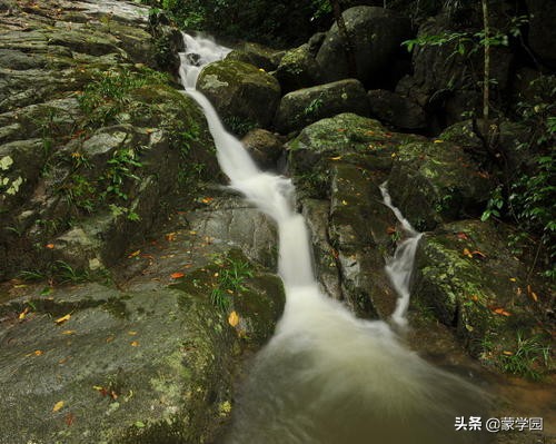 山涧溪水诗词佳句（赞美山间小溪流水的句子）