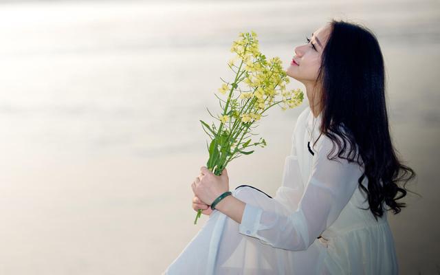 形容一个女人的气质的句子（女人气质脱俗的唯美说说）