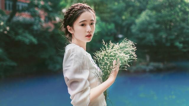 形容一个女人的气质的句子（女人气质脱俗的唯美说说）