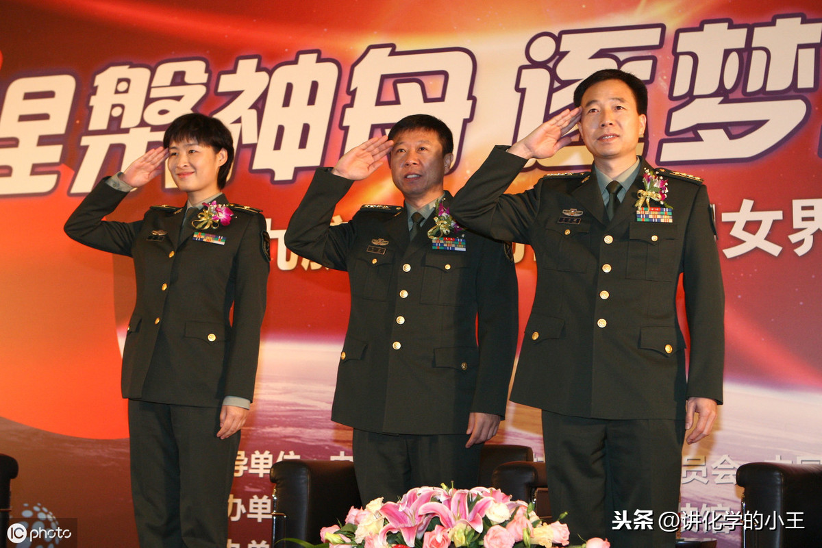 关于英雄的议论文800（英雄话题的议论文素材）