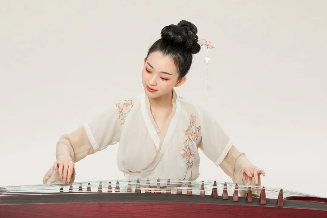 青春励志诗歌短篇（正能量的文章青春励志）