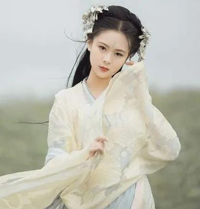 赞扬美女的句子（夸赞美女最经典句子）