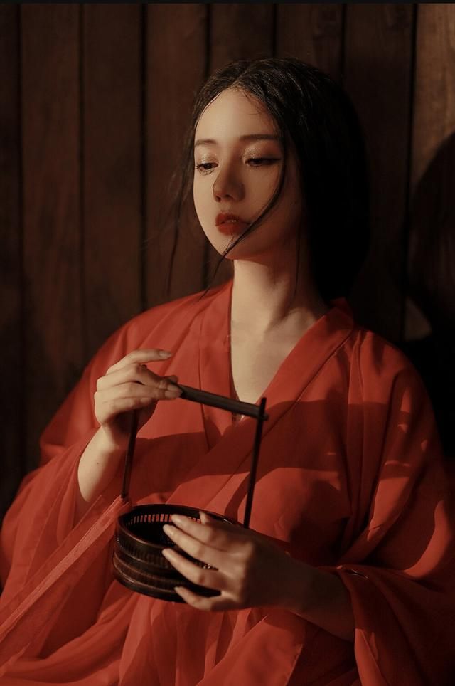 爱情诗句经典语录（有深度表达爱意的句子）