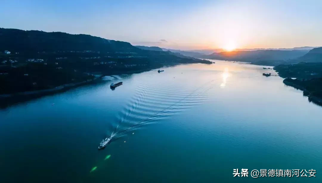 爱国诗句现代诗（热爱祖国正能量的句子）