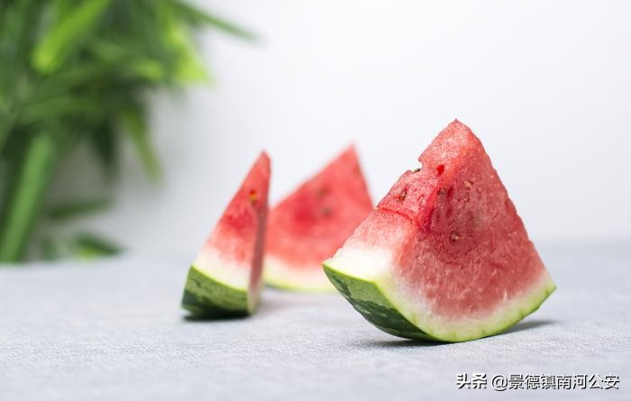 楼台倒影入池塘全诗（赞美水中倒影的诗句）