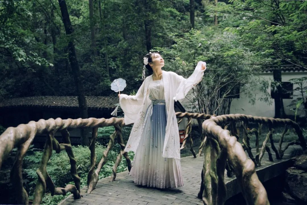 春天的诗句唯美简短（赞美春天的优美短句）