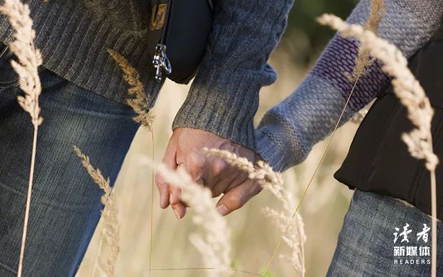 夫妻恩爱的句子怎么说（夫妻相守一生金典成语）