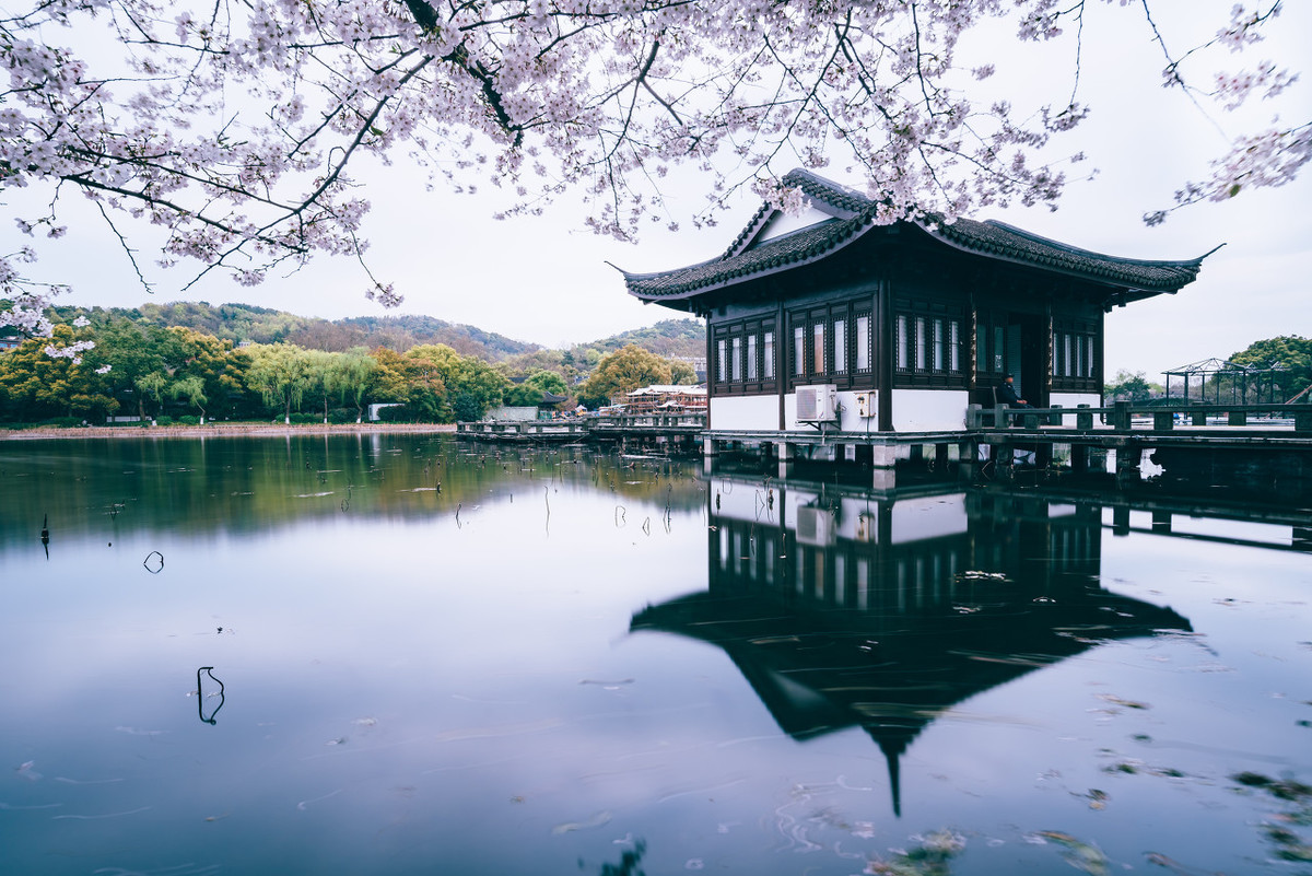 一句话赞美形容西湖美景（西湖发朋友圈唯美句子）