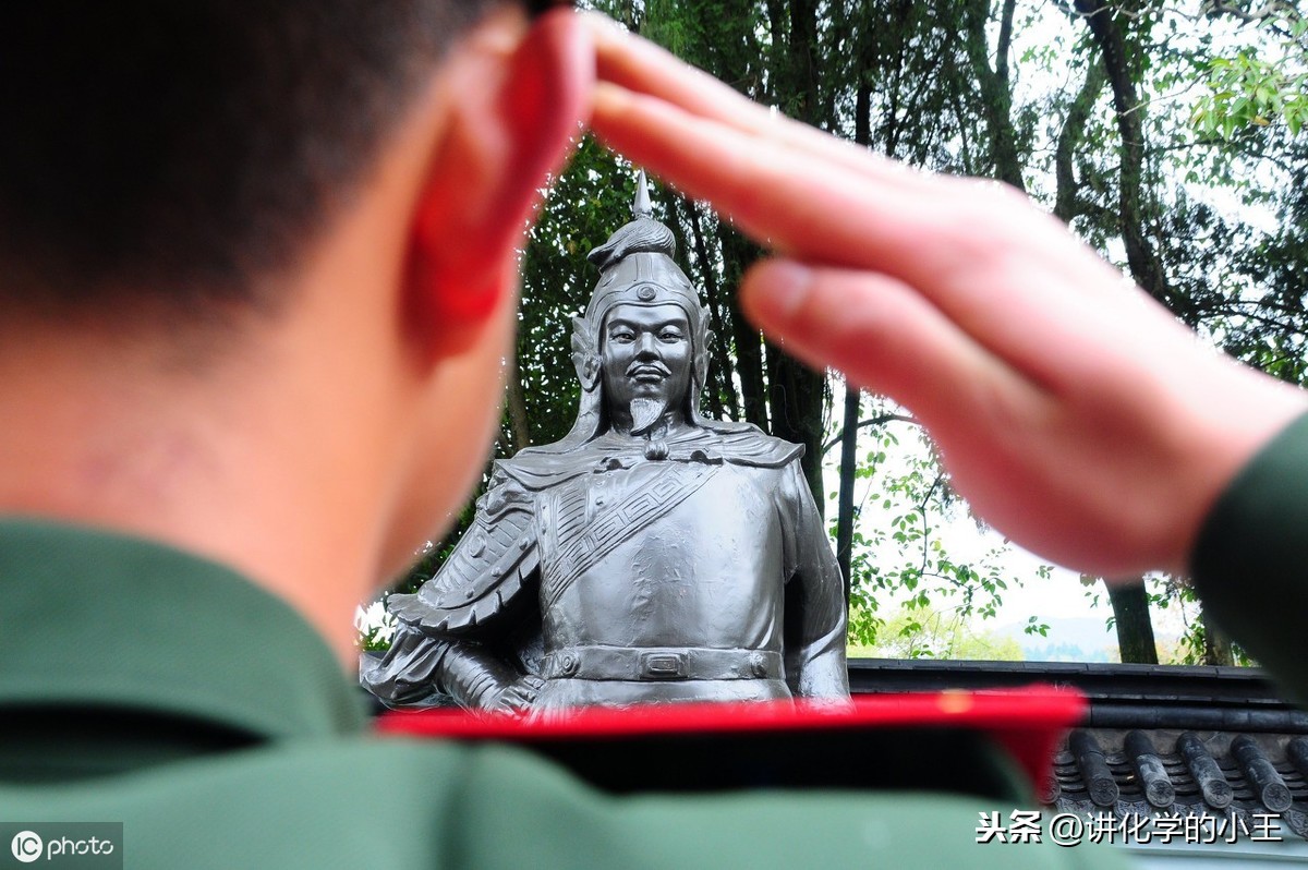 关于英雄的议论文800（英雄话题的议论文素材）