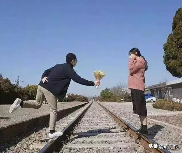 异地恋8个字短句（关于异地恋朋友圈配语）