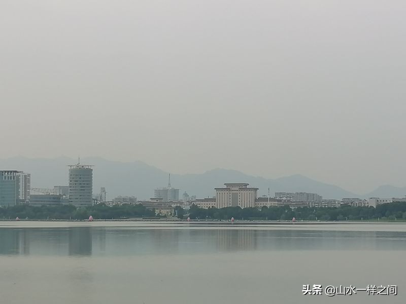 湖水的描写优美句子（形容湖水美景意境的句子）