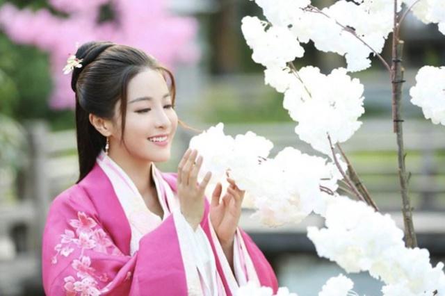 适合情人节发的诗句（情人节的唯美诗句）