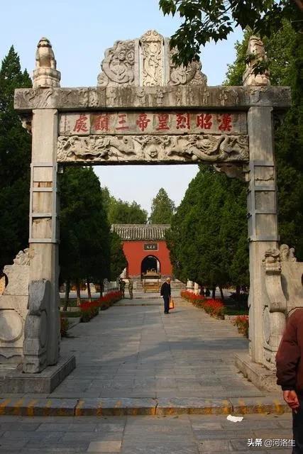 武侯庙的作者是谁（武侯庙拼音版及赏析）