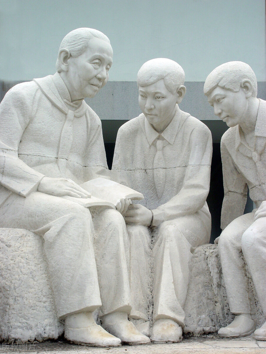 冰心散文母爱赏析（概括冰心母爱的主要内容）
