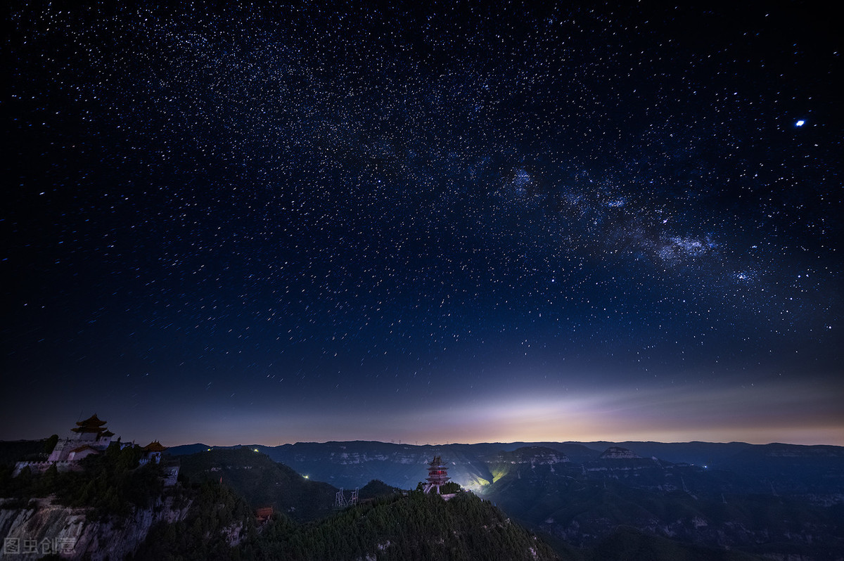 形容星空璀璨的诗句（描写浩瀚的星空的诗句）