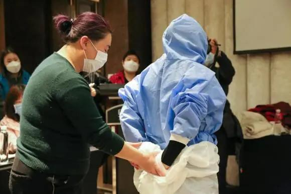 关于英雄的议论文题目（以英雄为话题的素材）