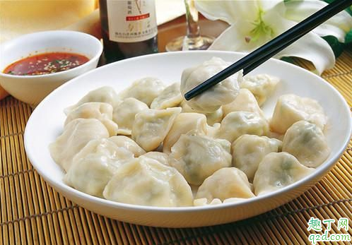 饭店里面的饺子怎么那么白 饭店里面的饺子为什么有劲道