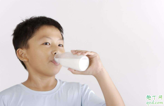小孩可以把牛奶当喝水吗 孕妇多喝牛奶宝宝会变白吗